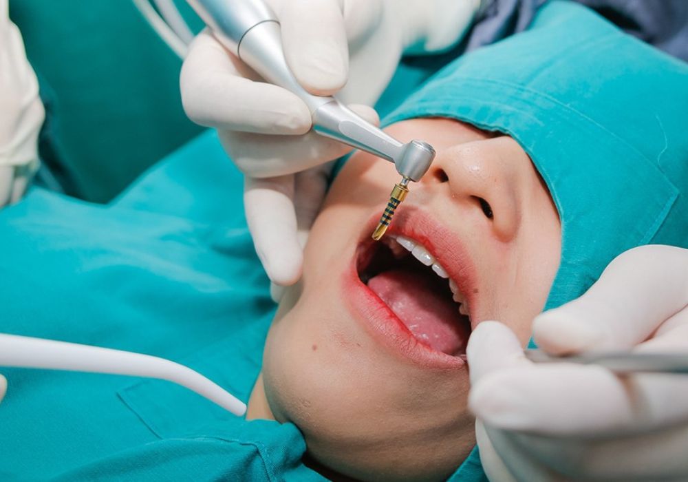 Kiểm tra tình trạng bệnh nhân sau phẫu thuật cấy ghép Implant để đảm bảo kết quả hồi phục tốt.