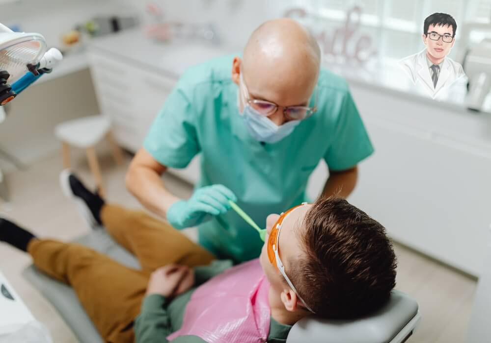 Một bệnh nhân đang được nha sĩ kiểm tra và tư vấn phương pháp điều trị tụt nướu răng. Việc khám răng định kỳ và điều trị sớm giúp ngăn ngừa biến chứng.