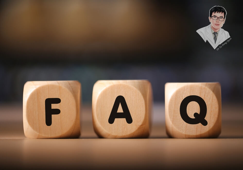  Hình ảnh khối gỗ xếp chữ “FAQ”, biểu trưng cho những câu hỏi thường gặp liên quan đến tình trạng tụt nướu răng.