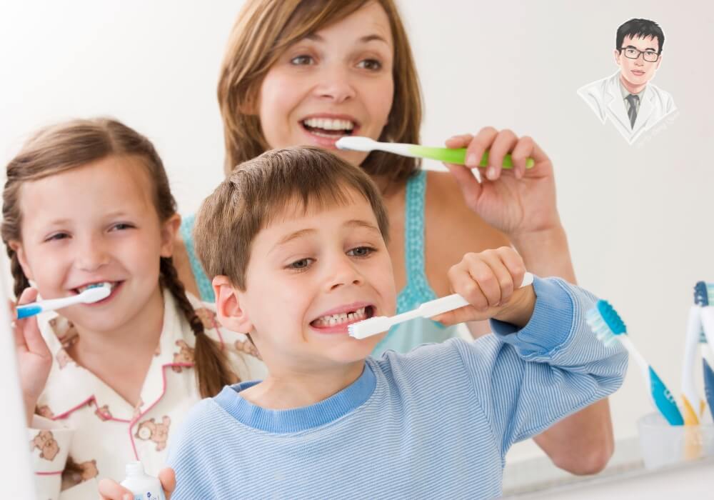 Chăm sóc răng miệng đúng cách ngay từ nhỏ để bảo vệ nướu khỏe mạnh! Hình ảnh trẻ em đang chải răng đúng cách để ngăn ngừa tụt nướu, nhấn mạnh tầm quan trọng của vệ sinh răng miệng từ sớm.