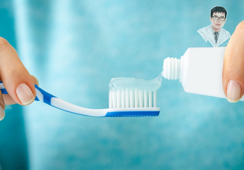  Một bàn chải đánh răng với kem đánh răng chuyên dụng giúp bảo vệ nướu và ngăn ngừa tụt nướu.