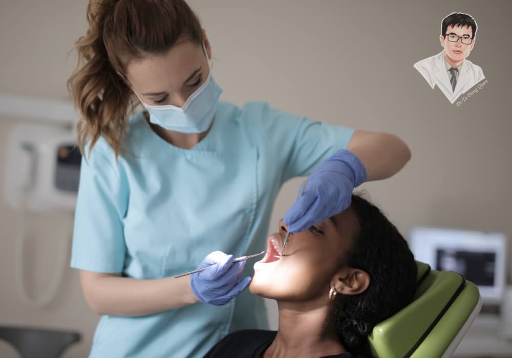 Một nha sĩ đang thực hiện điều trị nướu cho bệnh nhân, giúp khắc phục tình trạng tụt nướu và bảo vệ răng miệng.