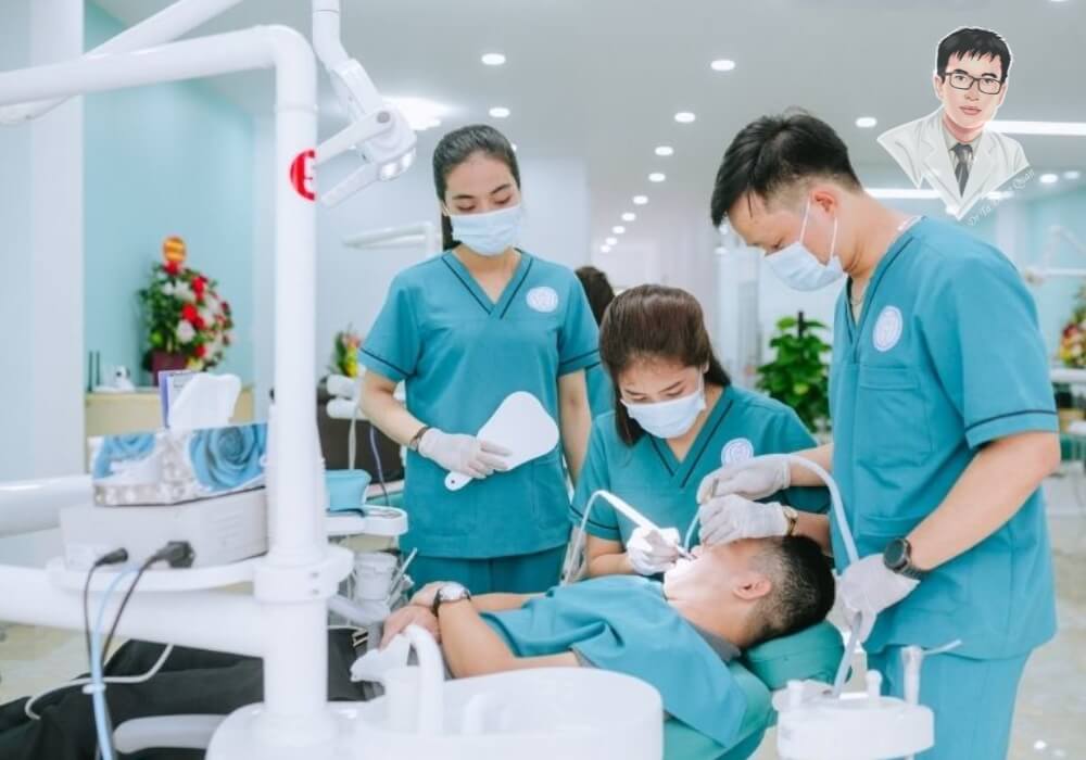 Hình ảnh bác sĩ và đội ngũ y tá nha khoa đang tiến hành điều trị tụt nướu răng chuyên nghiệp, hiện đại tại phòng khám nha khoa uy tín.