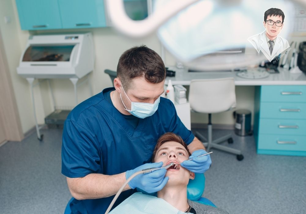 Điều trị tụt nướu răng tại nha khoa – Giải pháp an toàn, hiệu quả! Bác sĩ nha khoa đang điều trị tình trạng tụt nướu răng cho một bệnh nhân trong phòng khám nha khoa hiện đại. Bệnh nhân nằm trên ghế nha khoa, miệng mở rộng, trong khi nha sĩ sử dụng thiết bị chuyên dụng để điều trị nướu.Bác sĩ nha khoa đang điều trị tình trạng tụt nướu răng cho một bệnh nhân trong phòng khám nha khoa hiện đại. Bệnh nhân nằm trên ghế nha khoa, miệng mở rộng, trong khi nha sĩ sử dụng thiết bị chuyên dụng để điều trị nướu.