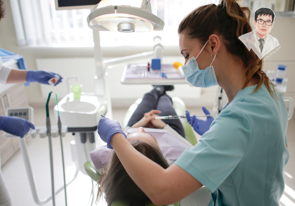 Một bác sĩ nha khoa đang kiểm tra răng miệng và điều trị tụt nướu cho bệnh nhân trong phòng khám.