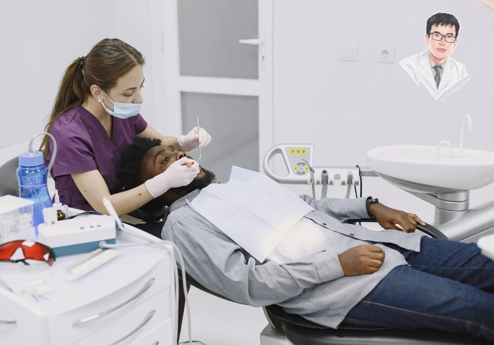 Một bác sĩ nha khoa đang tiến hành kiểm tra và điều trị viêm nướu tụt lợi cho bệnh nhân trong phòng khám.