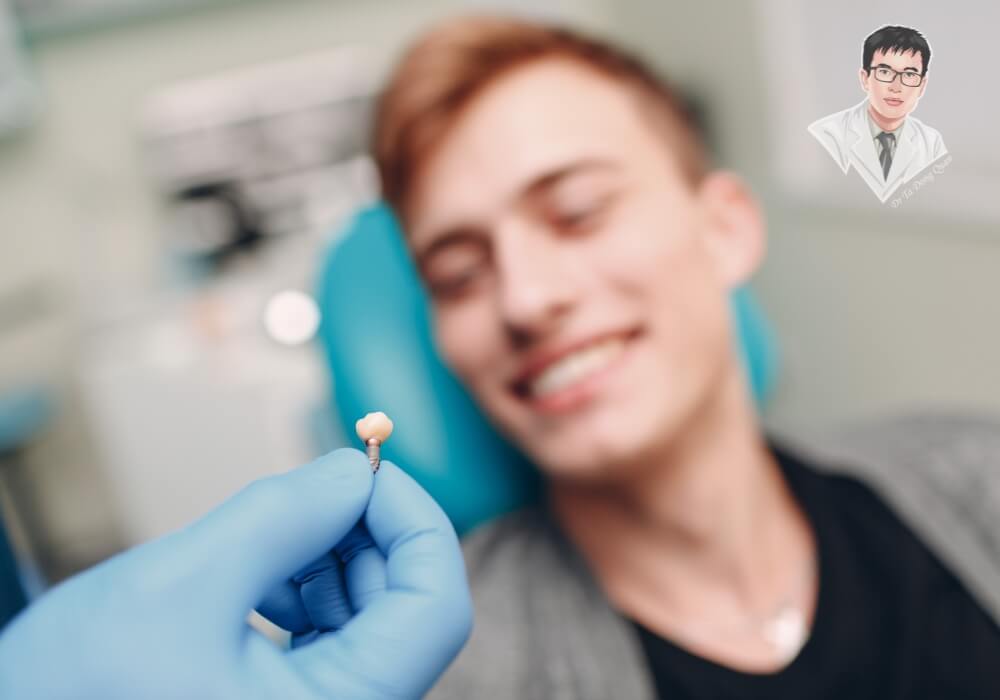 Đây chính là trụ implant – “linh hồn” của kỹ thuật trồng răng hiện đại. Bạn đã biết rõ về nó chưa? Bác sĩ cầm trên tay trụ implant để tư vấn trực tiếp cho bệnh nhân – bước giúp bệnh nhân hiểu rõ vật liệu sẽ được đặt trong xương hàm.