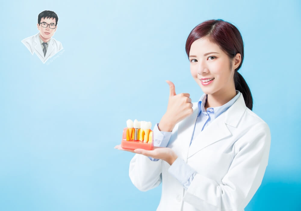 Bác sĩ tư vấn cầm trên tay mô hình implant, giới thiệu đến khách hàng các giải pháp trồng răng tiết kiệm và hiệu quả.