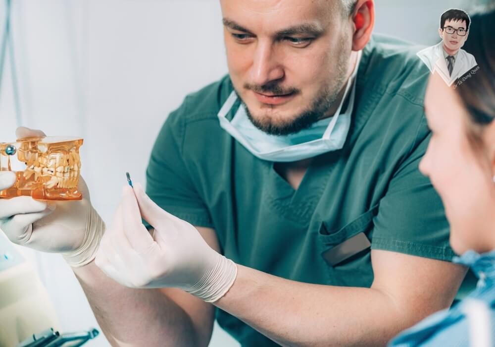 Lắng nghe bác sĩ tư vấn kỹ lưỡng trước khi quyết định trồng răng Implant! Bác sĩ đang tư vấn chi tiết về kế hoạch trồng răng Implant, giúp bệnh nhân hiểu rõ quy trình, thời gian và loại trụ phù hợp.