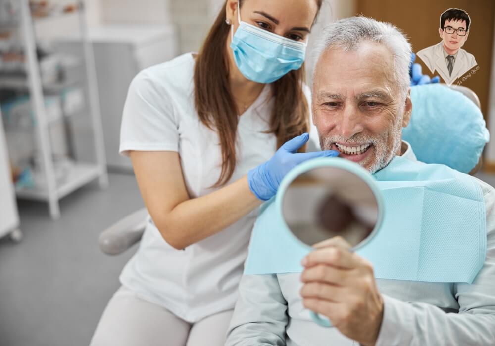 Bệnh nhân lớn tuổi được kiểm tra kết quả sau khi trồng răng Implant, hài lòng với khả năng ăn nhai và thẩm mỹ đạt được.