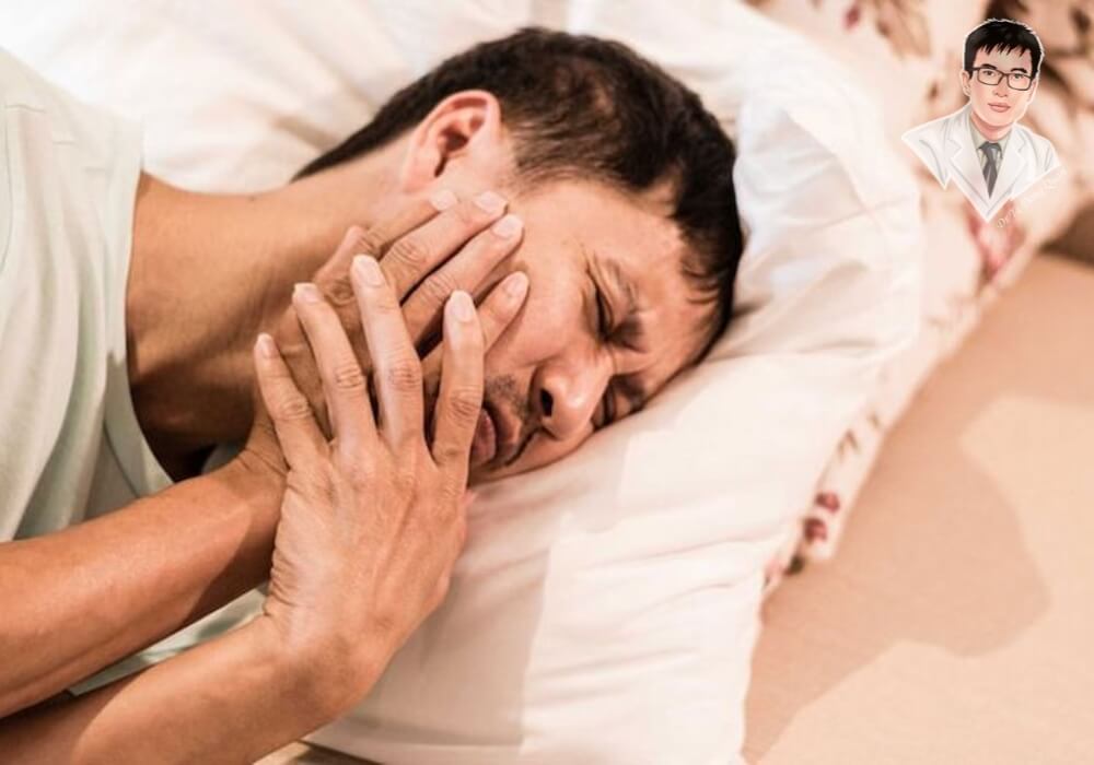 Nam bệnh nhân có biểu hiện đau nhức sau khi trồng răng, minh họa cho tình trạng biến chứng nếu không được thực hiện đúng cách.