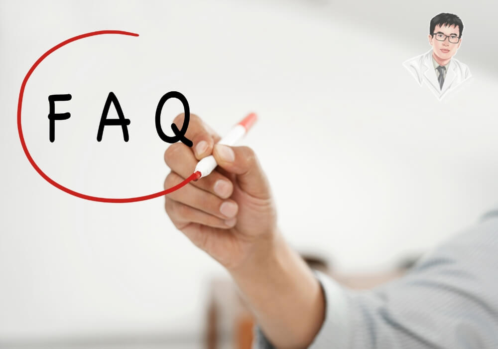 Có hàng tá thắc mắc xoay quanh cấy ghép implant – Tất cả đã được giải đáp chi tiết cho bạn! Một bàn tay khoanh tròn từ “FAQ” đại diện cho những câu hỏi thường gặp trong quá trình tìm hiểu về quy trình trồng răng implant.