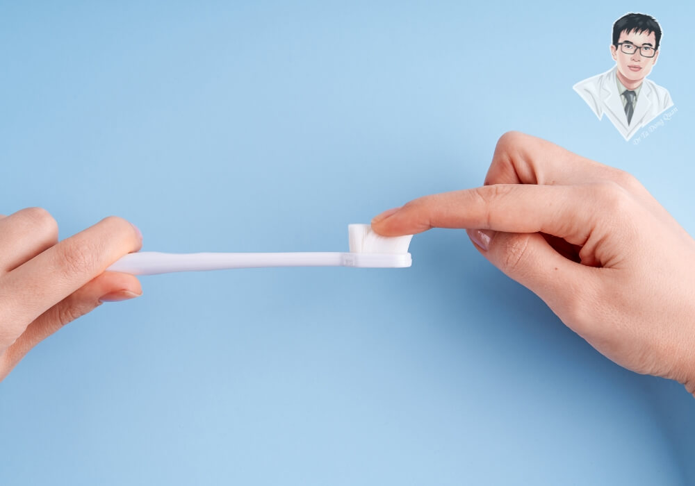 Hướng dẫn vệ sinh răng miệng bằng bàn chải mềm sau khi cấy Implant.