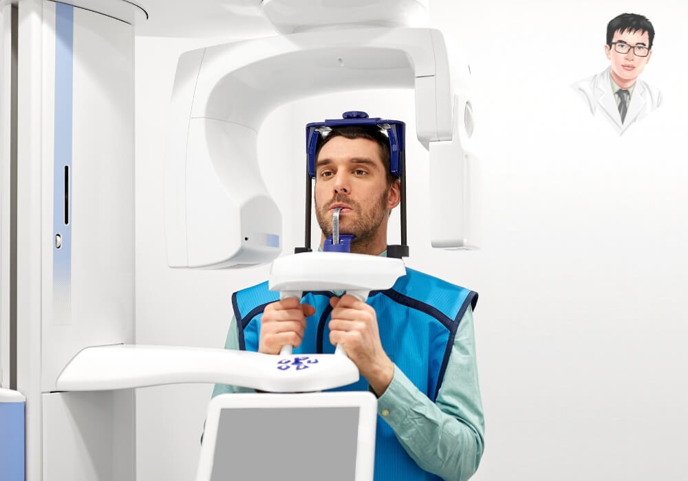 CT Cone Beam là bước quan trọng giúp xác định thời điểm trồng implant sau khi nhổ răng. Nam bệnh nhân đang được chụp CT Cone Beam để bác sĩ đánh giá mật độ xương trước khi trồng răng implant.