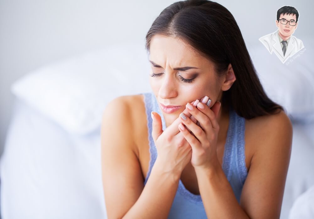  Hình ảnh minh họa người có dấu hiệu đau hoặc viêm sau khi cấy ghép răng.