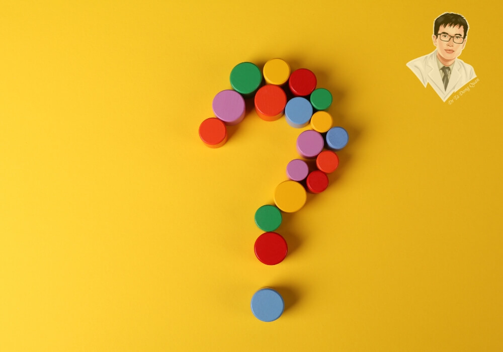 Biểu tượng dấu hỏi nhiều màu sắc trên nền vàng nổi bật, khơi gợi sự tò mò, phù hợp cho phần giải đáp thắc mắc.