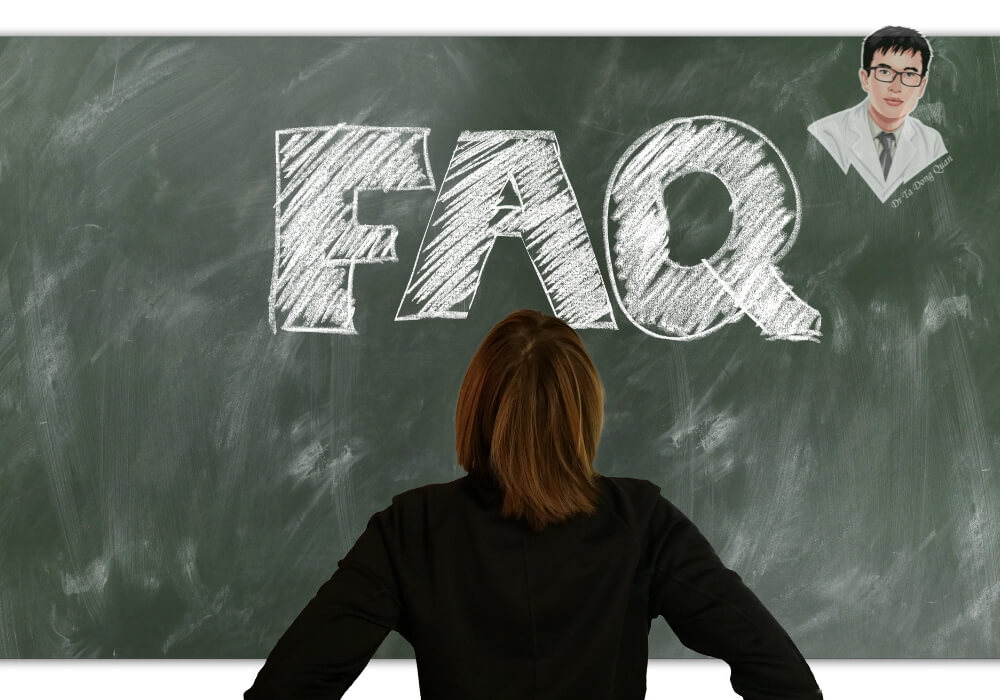  Một người phụ nữ đứng trước bảng có chữ “FAQ” – thể hiện phần giải đáp câu hỏi thường gặp về implant toàn hàm.