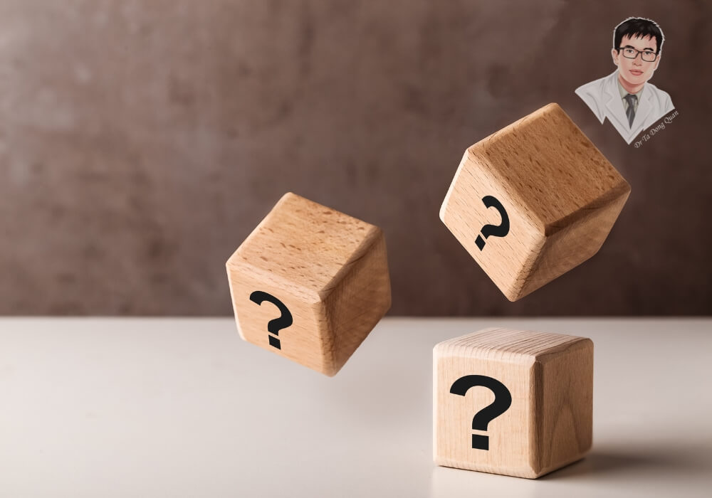 Trồng răng Implant bao nhiêu tiền? Đừng vội quyết định khi chưa hiểu rõ các yếu tố ảnh hưởng đến chi phí. Hình ảnh hai khối gỗ với dấu hỏi thể hiện sự phân vân khi lựa chọn bảng giá trồng răng Implant phù hợp.