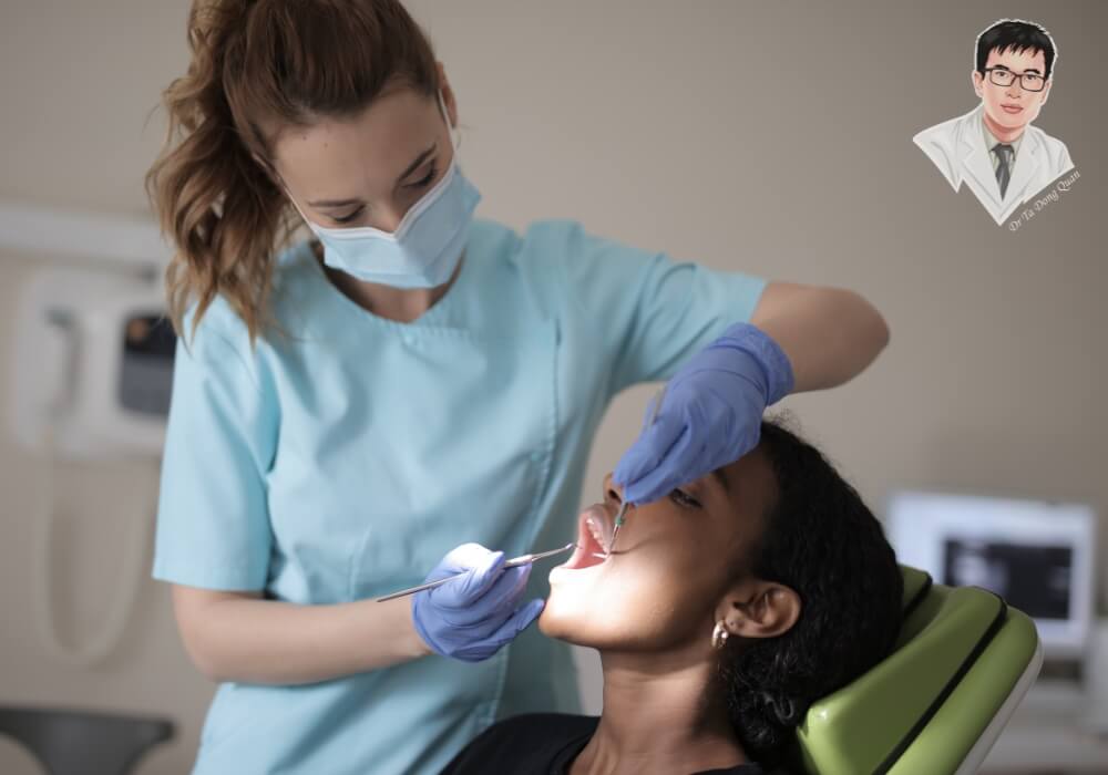 Hình minh họa mô phỏng quá trình hồi phục sau nhổ răng và các mốc thời gian phù hợp để trồng răng implant theo từng giai đoạn từ tức thì, sớm đến muộn.