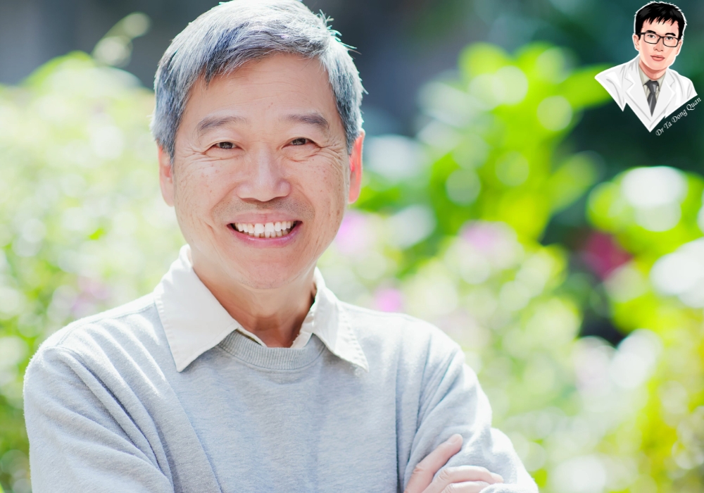 Một người đàn ông lớn tuổi với nụ cười tự tin, tươi tắn sau khi hoàn tất cấy ghép implant.