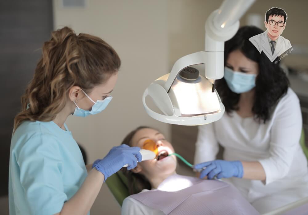 Bác sĩ tiến hành phẫu thuật trồng răng implant trong môi trường vô trùng, đảm bảo an toàn cho khách hàng.