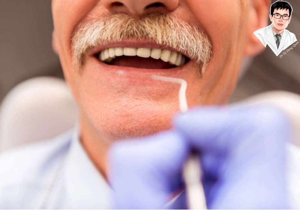 Cận cảnh bác sĩ đang thực hiện thao tác đặt implant cho bệnh nhân lớn tuổi, trong môi trường vô trùng chuyên nghiệp.