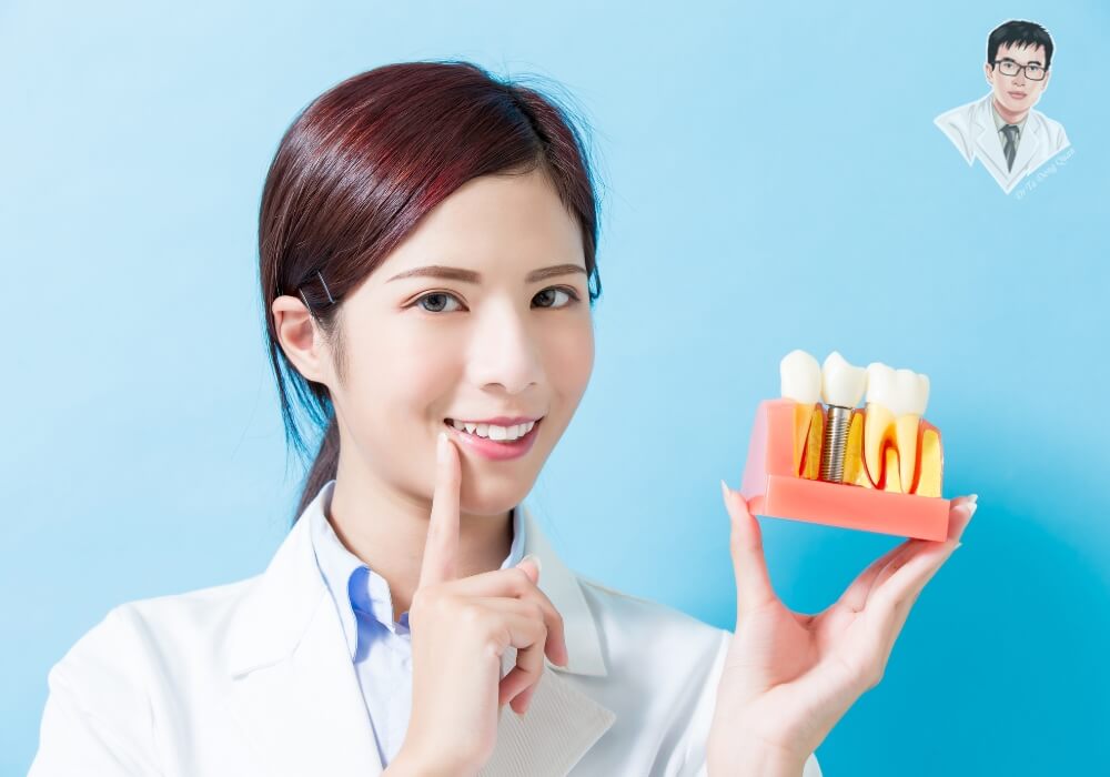  Khách hàng chia sẻ cảm nhận sau khi trồng răng Implant thành công, thể hiện nụ cười tự tin và hài lòng với kết quả điều trị.