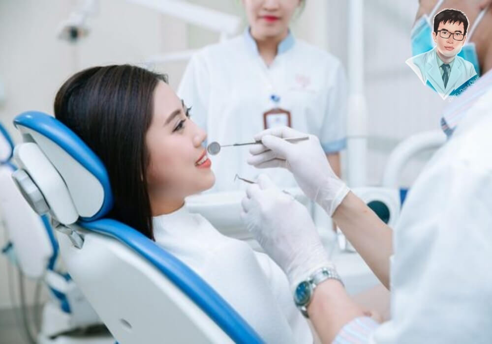 Hình ảnh bệnh nhân đang được bác sĩ tư vấn trực tiếp về kế hoạch trồng răng implant. Đây là bước đầu quan trọng và thường được miễn phí.