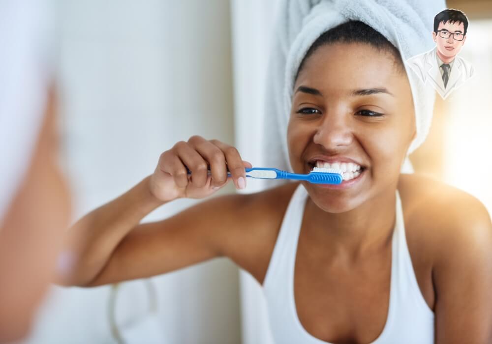 Người đang vệ sinh răng miệng đúng cách – yếu tố quan trọng giúp Implant nhanh lành.