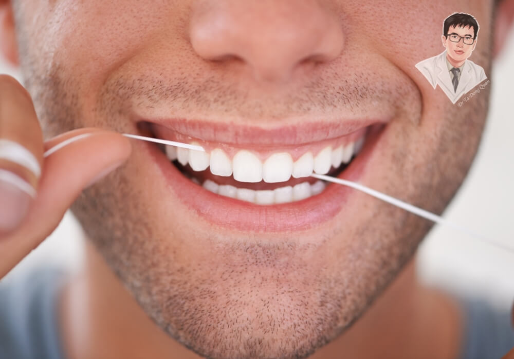  Hình ảnh người dùng chỉ nha khoa vệ sinh răng miệng, thể hiện tầm quan trọng của chăm sóc sau trồng implant.