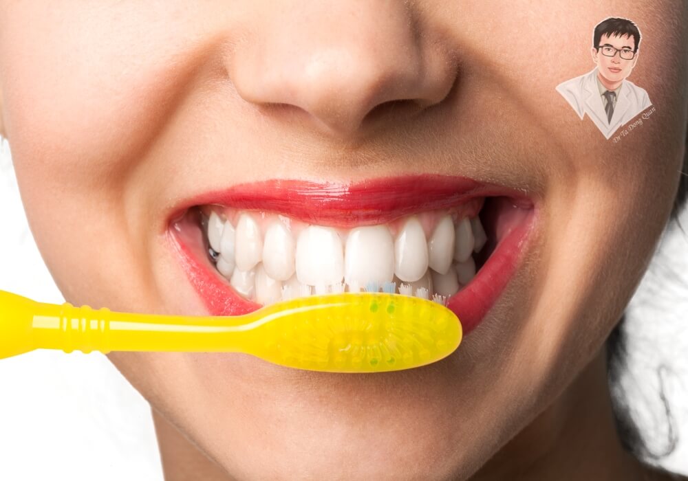  Người phụ nữ đang đánh răng, minh họa việc vệ sinh răng sau khi trồng răng implant toàn hàm.