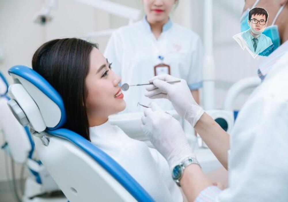 Bệnh nhân được bác sĩ nha khoa kiểm tra tình trạng tụt nướu răng để tìm ra phương pháp điều trị phù hợp.