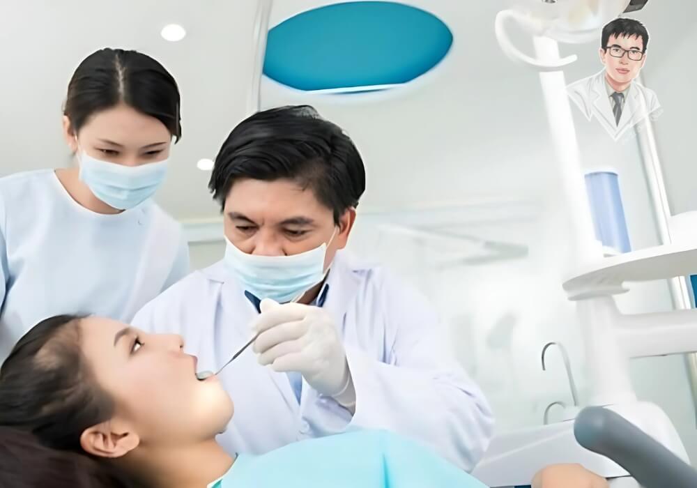 Hình ảnh bác sĩ nha khoa đang điều trị cho bệnh nhân, minh họa việc chữa trị tụt nướu răng tại nha khoa để đạt hiệu quả tốt nhất.