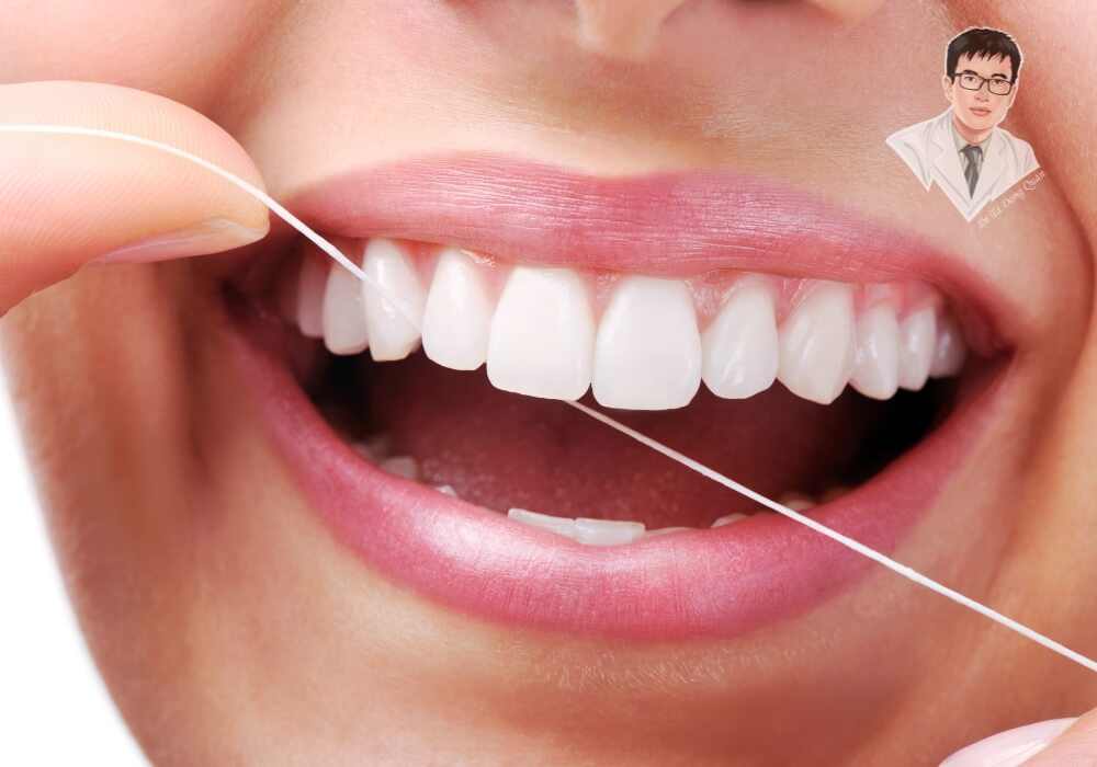 Dùng chỉ nha khoa đúng cách giúp bảo vệ nướu khỏe mạnh, ngăn ngừa tụt nướu răng hiệu quả! Một người đang sử dụng chỉ nha khoa để làm sạch kẽ răng, giúp ngăn ngừa tụt nướu và viêm nướu hiệu quả.